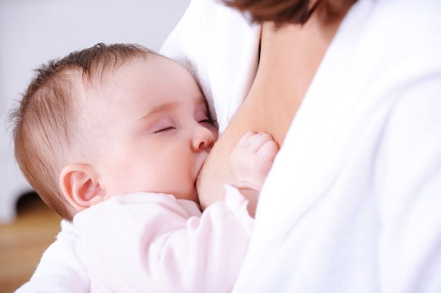 sữa cho trẻ sơ sinh - sữa mẹ tốt nhất cho trẻ sơ sinh