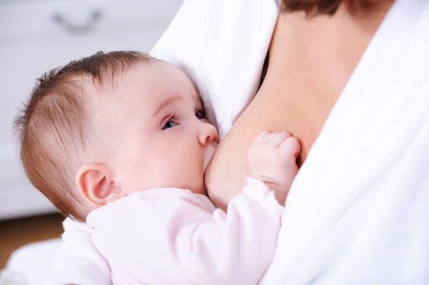 lợi ích nuôi con bằng sữa mẹ